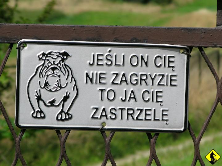 fota 111.jpg - Jeszcze w mieście trafia się kolejna tabliczka do kolekcji :P Kto to wymyśla? Kto to dopuszcza do sprzedaży? I wreszcie: Kto to kupuje? :)